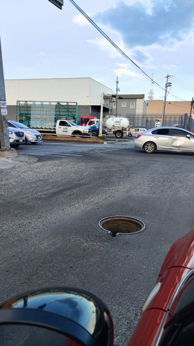 adrianfloresp's tweet photo. @GobTlaquepaque @Trafico_ZMG Ya pasaron 10 días desde que revisarían la situación, la alcantarilla sigue abierta, ¿esperan que suceda un accidente que es prevenible? https://t.co/9WO0Es4WD6
