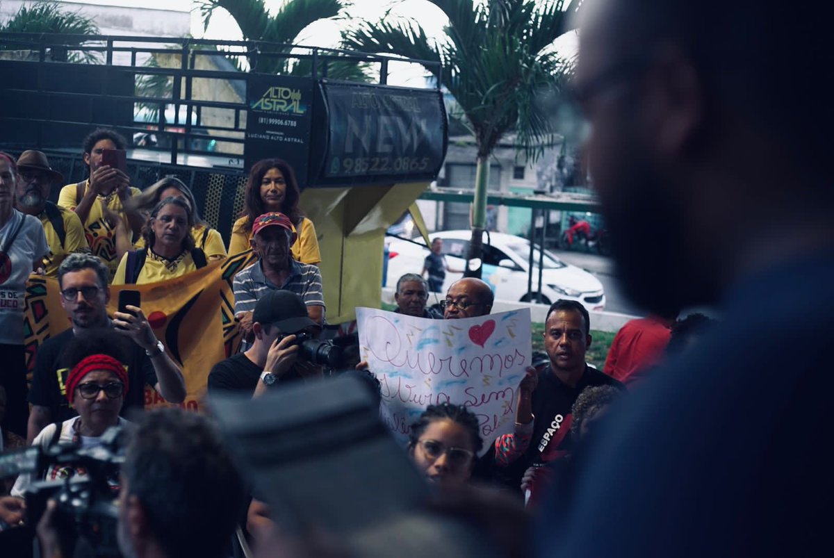 afrocrente's tweet photo. Hoje foi dia de denunciar que entre esquerda e direita, eu continuo sendo preto. Continuam mantando o meu povo, é preciso parar o genocídio negro no Brasil! Vidas Negras Importam é mais do que um slogan! https://t.co/Vy7m1ZoZ8C
