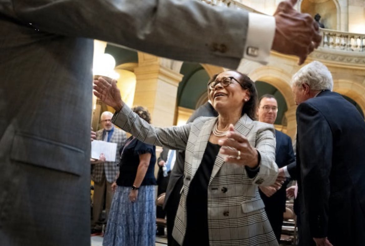 Love this shot of new #MNSupCo Chief Justice Natalie Hudson, captured by Glen Stubbe @gspphoto—AND how the Justice’s stellar legal career began with #LegalAid @smrlsmn 💪⚖️👩🏾‍⚖️

m.startribune.com/justice-natali…