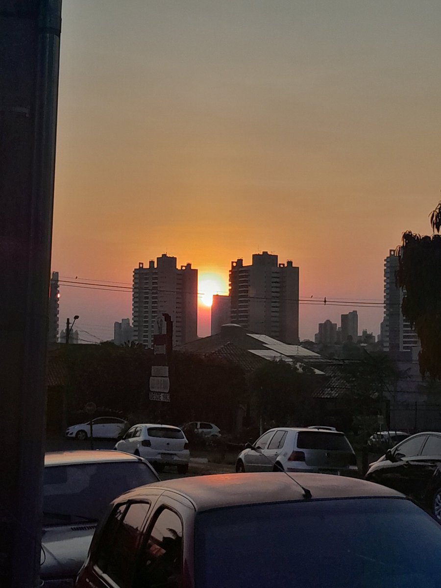 edusilveira76's tweet photo. Encerrando o dia com esse entardecer show! E o calor de 27°C.
.
#lateafternoon #fimdetarde #pordosol #entardecer #wonderful #instasun #instafoto #instaphoto #photooftheday #photography #sunphotography #quintafeira #show #curtindo https://t.co/ccCVxAVTyO