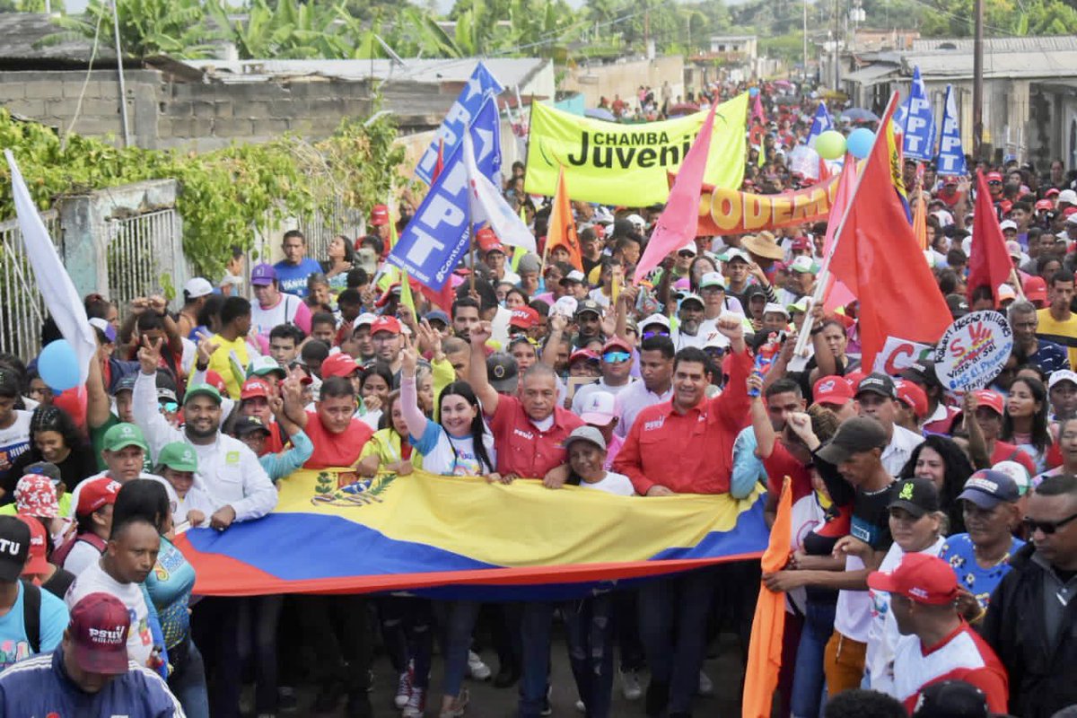 PSUV (@partidopsuv) on Twitter photo BOLÍVAR |
Pueblo de la parroquia Vista al Sol de San Félix expresó su respaldo contundente a la Revolución Bolivariana goo.su/wvCcOPr
<a href="/amarcanopsuv/">Ángel Marcano</a>
<a href="/OviedoPSUV/">Tito Oviedo</a>
#PsuvEnLaCalle BOLÍVAR |
Pueblo de la parroquia Vista al Sol de San Félix expresó su respaldo contundente a la Revolución Bolivariana goo.su/wvCcOPr
<a href="/amarcanopsuv/">Ángel Marcano</a>
<a href="/OviedoPSUV/">Tito Oviedo</a>
#PsuvEnLaCalle