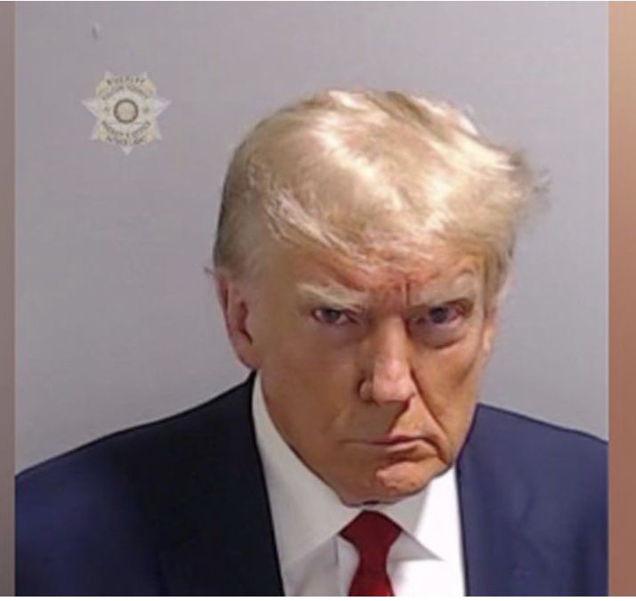 StirlDEMby's tweet photo. @CNN Blue Steel vs. Orange tin in a pose down for the ages https://t.co/vZGHNTzupA
