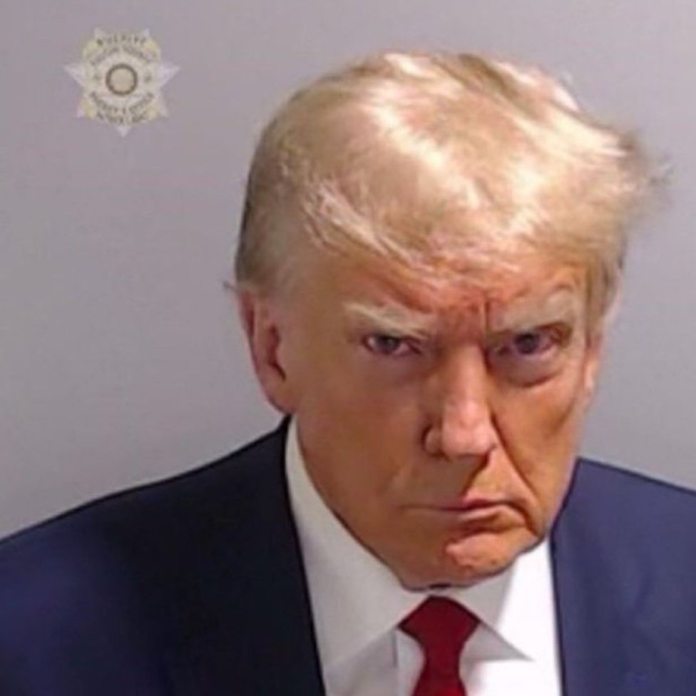 BeesNotyurs's tweet photo. Who wore it better?#TrumpMugShot https://t.co/G9O6BJEW2M