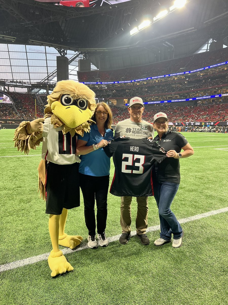 Salute to First Sergeant Robert Casteel and Lieutenant Colonel Cathy Casteel who served as today’s @GallagherGlobal Heroes of the Game🇺🇸 23-year Army Veteran Robert and his wife, 31-year Marine Corps and Army Veteran, Cathy both currently serve as instructors with @TeamRubicon