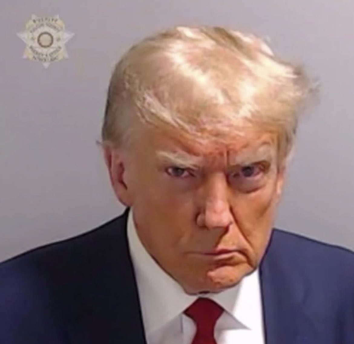 Michelle_BNews's tweet photo. 🔵Foto Policial de Donald Trump: Primer Ex Presidente de EE.UU. con una ficha policial. La fotografía del ex mandatario que fue tomada cuando fue arrestado en la cárcel del condado de Fulton esta tarde acusado de 13 cargos  #Trump #GA https://t.co/8XKtnYCMcj