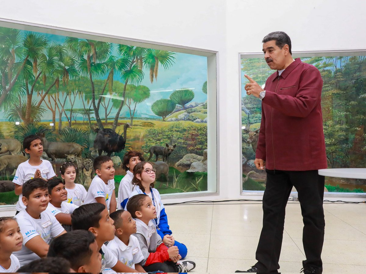 NicolasMaduro's tweet photo. Mientras que los enemigos del Pueblo, siembran odio y división, nosotros nos dedicamos a trabajar por lo afirmativo venezolano. Hoy #24Ago aprobé los recursos para la recuperación de todo el sistema de museos en el país. ¡Una gran noticia! Vamos hacia adelante en lo cultural, político y económico.