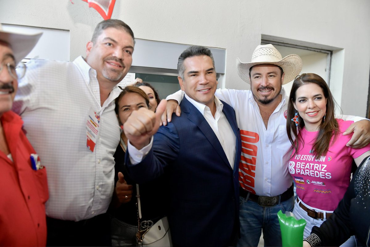 ¡Ya estamos en el #ForoGuadalajara, listos para escuchar la visión de <a href="/BeatrizParedes/">Beatriz Paredes</a> y <a href="/XochitlGalvez/">Xóchitl Gálvez Ruiz</a>, dos grandes mexicanas que buscan encabezar el Frente Amplio por México! ¡Vamos con todo! 💪🏼🇲🇽