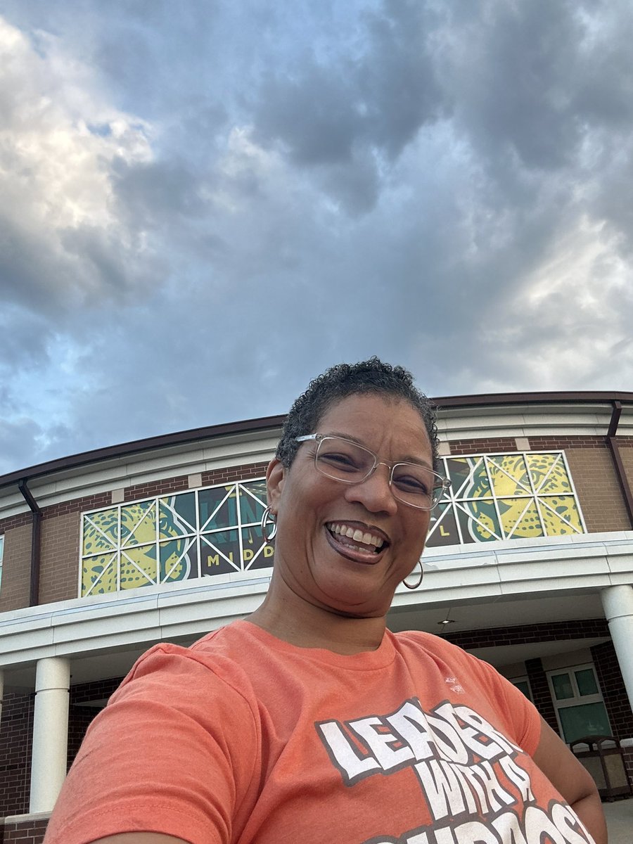 KFMSjaguars757's tweet photo. This βLeader with a Purposeβ, @CherylRiddick3 was ready to βWelcome Backβ KFMS teachers and staff. This will be the BEST YEAR EVER. #INCREASE. https://t.co/6P38f9OLP4