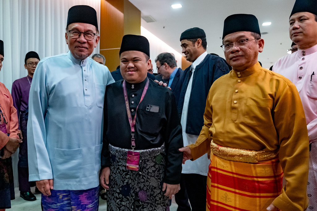 Saya ingin merakamkan ucapan tahniah kepada Qari Malaysia, Muhammad Qayyim Nizar Sarimi yang dinobat sebagai Johan Tilawah Al-Quran Peringkat Antarabangsa Tahun 1445H/2023M malam tadi.

Saya juga ingin mengucapkan tahniah kepada semua pemenang yang lain dalam majlis istimewa yang