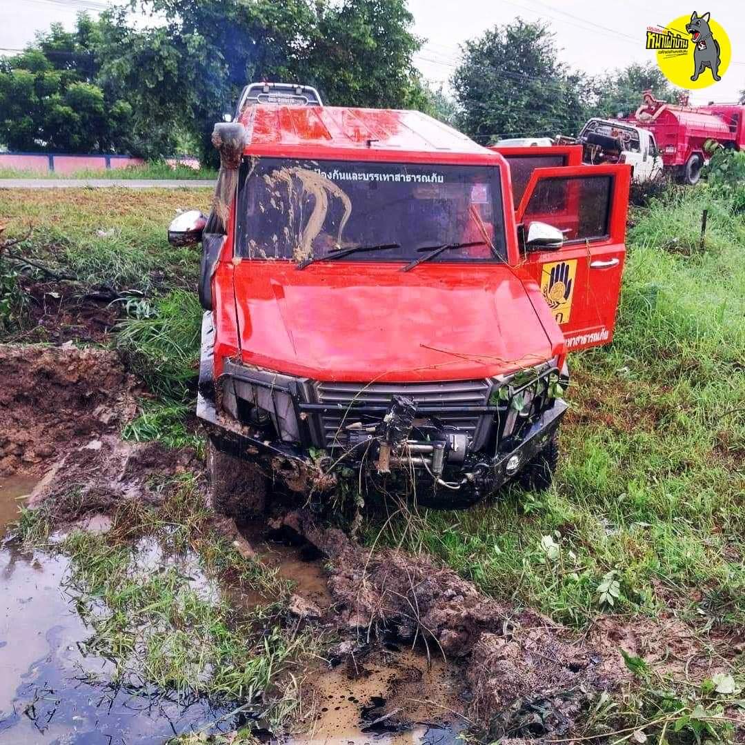 Thamboon888's tweet image. ได้หรอ?? ข้าราชการสาว​นำรถหลวงไปใช้งานสังสรรค์ร้านเหล้าส่วนตัว ไม่รู้เมาแล้วขับด้วยไหม​ รถเกิดพลิกคว่ำลงข้างทาง รถพังยับภายในพบเศษขวดไวน์เต็มไปหมด  
หลังเกิดเหตุ วันต่อมาได้ทำทีมาพูดอ้างว่าเคลียร์กับนายแล้ว สั่งลูกน้องไม่ต้องทำรายงาน แต่เรื่องดันปิดไม่มิด เลยแก้ตัวอ้างว่า…