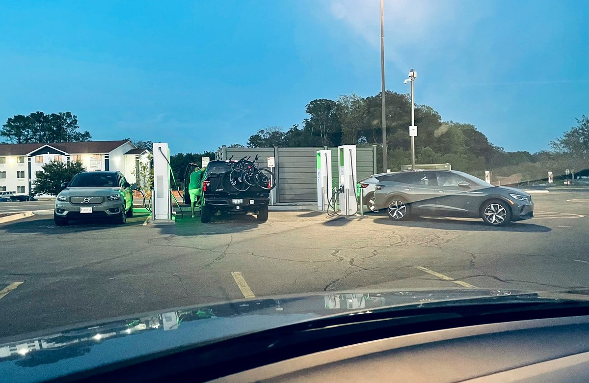 JRichVA's tweet photo. @RateYourCharge Electrify America - Fredericksburg, Virginia. first attempt failed, charger 3 won’t connect either handle-online in app. Waited for opening..Charger 4 downrated to 30-60 kw depending on car. 2 worked normal. Tight spaces hard to accommodate trucks and SUVs https://t.co/sj5Vi6kSMp
