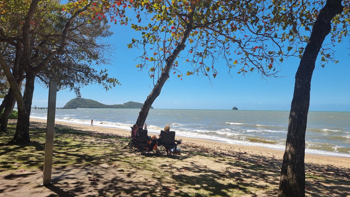 🌴 Does sitting in the shade looking at this view appeal to you?  Walk this beautiful  beach, and enjoy the end of North Queensland's winter. Come for a holiday here!
#Palmcove
cairnsholidayhomes.com.au/property.all
-
#holidays #traveling #vacationmode 
#cairnsholidayhomes #beachday