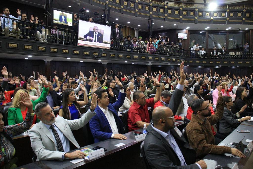 JulianaRuizCBB's tweet photo. Hoy! Nuestra @asamblea_ven 🏛️ en Sesión Permanente, aprobamos por Mayoría Calificada la designación de los Rectores Principales del Consejo Nacional Electoral @cneesvenezuela para el periodo 2023-2030

#VenezuelaEsPaz https://t.co/mDfmJEjfNz