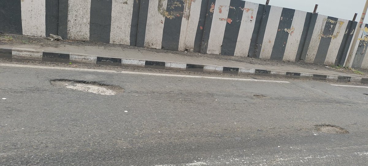 chaitu_im's tweet photo. Horrible condition of Anakapalli-Koppaka flyover full of potholes and it's even terrible in Night times bcz no lights were glown. Commuters daily task is to escape the potholes to prevent accidents.
@GVMC_VISAKHA @AndhraPradeshCM @AKPPolice @drbvsatyavathi 
Prevent accidents 🙏 https://t.co/ecsyCMPIkW