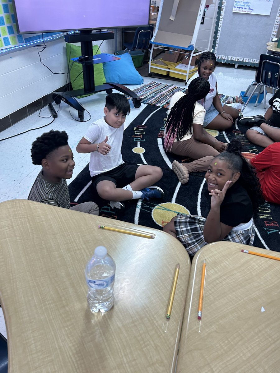 ashleyterry87's tweet image. Ss we’re given a sticker that they couldn’t see. They had to find their “group” without using words. Then once the group was together they had to find something they all had in common. Such great conversations and processing! #wearegrandview #futurestrong  #back2school