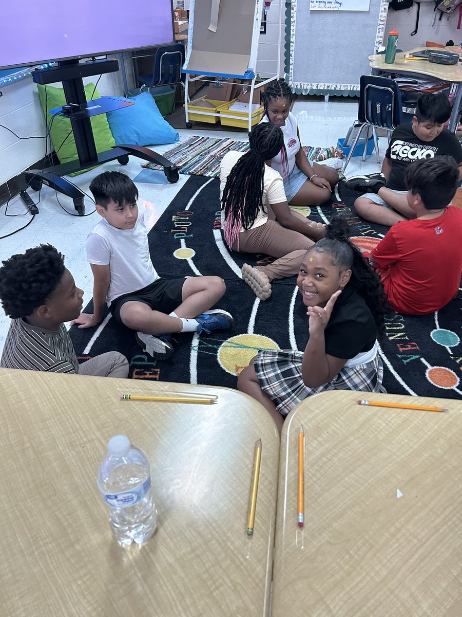 ashleyterry87's tweet image. Ss we’re given a sticker that they couldn’t see. They had to find their “group” without using words. Then once the group was together they had to find something they all had in common. Such great conversations and processing! #wearegrandview #futurestrong  #back2school