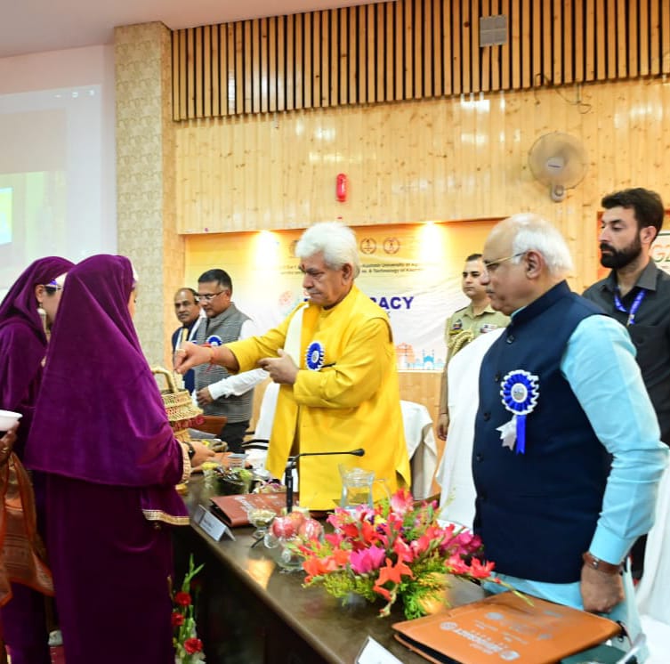 dar_Zubair_07's tweet photo. LG @manojsinha_ addressed Joint Session of #ICCR & Indian Agricultural Universities Association at #SKUAST-K.VCs, experts from India & young leaders from #9countries had excellent deliberation on redefining agricultural education to leadership, #entrepreneurship,employment. https://t.co/yplMXv60G7
