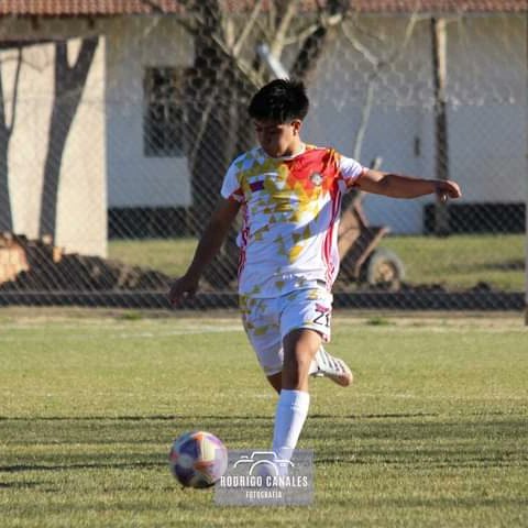 Qué satisfacción amarga de no ver si  un   jugador como  lo de mi misma edad que yo y que ya alcanzaron sus metas y yo me quedé en el camino.como me arrepiento de ese día que decidí volver porque no aguantaba mas y extrañaba ... 
🙇🏻‍♂️