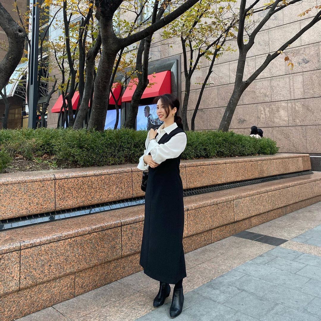 vprtxx's tweet photo. As the sun sinks into the horizon, the whole world is surrounded by a soft orange color. Dusk at sunset is the most beautiful gift from nature. At that moment, time seems to freeze and everything becomes peaceful and mysterious. https://t.co/44ikPjIEUu