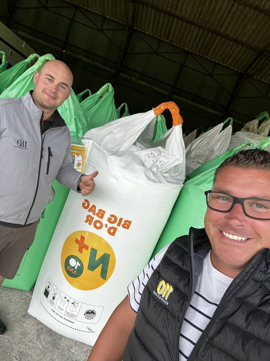FabBOURON's tweet photo. Un big bag d’or Nexen+ vient d’arriver dans l’Yonne caché au milieu du camion chez un Jeune agriculteur qui fera ça première moisson en 2024. Merci @FertiLine1 
@110Bourgogne https://t.co/LRtYUbQV79