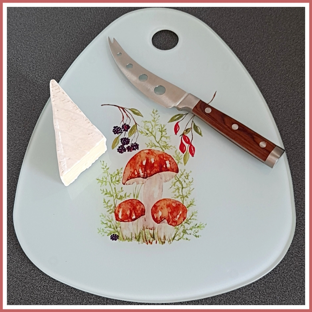 There is a definite autumnal feel now and this glass cutting or serving board makes a lovely addition to any home. Featuring my 🍄 'Woodland Treasures' artwork.
art-by-lacey.sumupstore.com/product/glass-…
#EarlyBiz #mushrooms #glass #homegift #MHHSBD