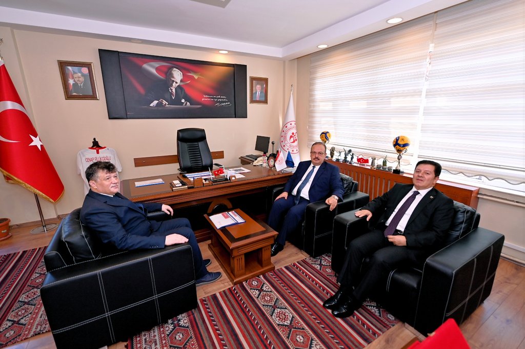 Vali <a href="/YakupCanbolat/">Yakup CANBOLAT</a>,

📍Gençlik ve Spor İl Müdürlüğünü ziyaret etti.

İl Müdürü Cenap Fillikçioğlu'ndan il ve ilçelerimizdeki gençlik merkezlerinde devam eden çalışmalar, sportif faaliyetler,planlanan yatırım ve projeler ile ilgili brifing alan Vali Canbolat,iyi çalışmalar diledi