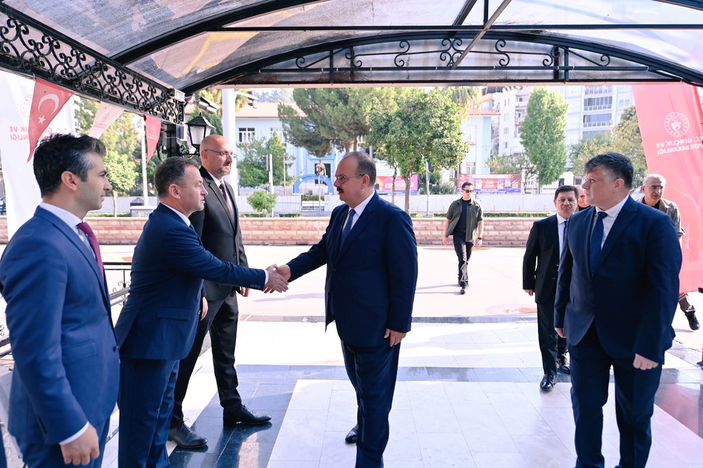 AydinValiligi's tweet photo. Vali @YakupCanbolat,

📍Gençlik ve Spor İl Müdürlüğünü ziyaret etti.

İl Müdürü Cenap Fillikçioğlu'ndan il ve ilçelerimizdeki gençlik merkezlerinde devam eden çalışmalar, sportif faaliyetler,planlanan yatırım ve projeler ile ilgili brifing alan Vali Canbolat,iyi çalışmalar diledi https://t.co/QWPMZZGedu