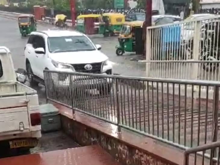 FastNewsPlus's tweet photo. Lucknow : "चारबाग स्टेशन पर मंत्री को बारिश से बचाने के लिए रैम्प पर च��़ा दी कार", ड्राइवर के खिलाफ मामला दर्ज !! https://t.co/YEJkCEY0M4चारबाग-स्टेशन-पर-मंत्री-को-बारिश-से-बचाने-के-लिए-रैम्प-पर-चढ़ा-दी-कार-ड्राइवर-के-खिलाफ-मामला-दर्ज !! https://t.co/DHDqgF8YM0