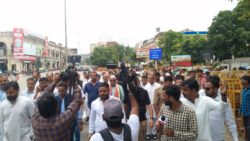 INCUttarPradesh's tweet photo. पदभार ग्रहण करने के उपरांत राष्ट्रपिता महात्मा गांधी, बाबासाहेब डॉ भीमराव अम्बेडकर और लौह पुरुष सरदार वल्लभ भाई पटेल की प्रतिमा पर माल्यार्पण और पुष्पार्चन करके प्रदेश अध्यक्ष @kashikirai  जी ने प्रदेश मुख्यालय का रुख किया।

इन महामानवों के पदचिन्हों का अनुसरण करते रहने के लिए कांग्रेस पार���टी हमेशा  कटिबद्ध रही है। हमेशा कटिबद्ध रहेगी।

जय हिंद! जय कांग्रेस!