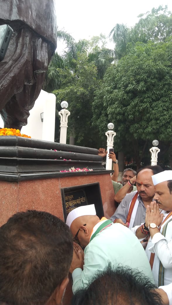 INCUttarPradesh's tweet photo. पदभार ग्रहण करने के उपरांत राष्ट्रपिता महात्मा गांधी, बाबासाहेब डॉ भीमराव अम्बेडकर और लौह पुरुष सरदार वल्लभ भाई पटेल की प्रतिमा पर माल्यार्पण और पुष्पार्चन करके प्रदेश अध्यक्ष @kashikirai  जी ने प्रदेश मुख्यालय का रुख किया।

इन महामानवों के पदचिन्हों का अनुसरण करते रहने के लिए कांग्रेस पार���टी हमेशा  कटिबद्ध रही है। हमेशा कटिबद्ध रहेगी।

जय हिंद! जय कांग्रेस!