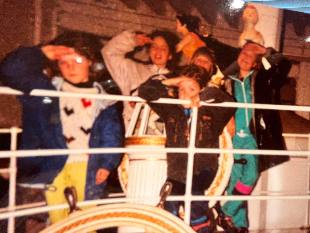 sequins_n_sun's tweet image. ✨🤞🏻✨ @AtheneeG #shellsuits