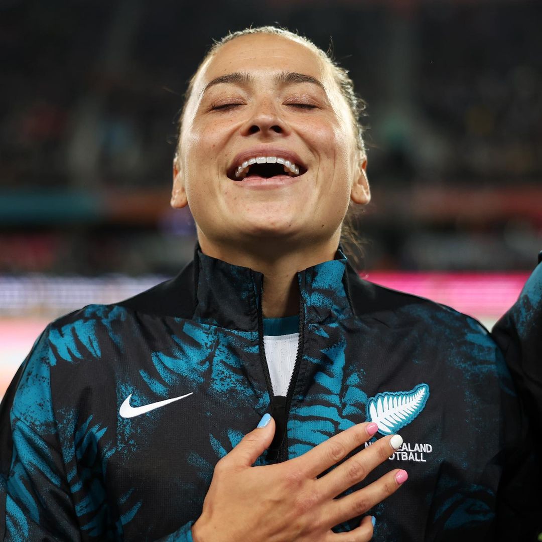💅 Las uñas pintadas que devolvieron la esperanza a una niña. 

Ali Riley, capitana de la selección neozelandesa, cuenta la historia del mensaje que le cambió la vida. 

🥹 Te emocionarás con este gesto.