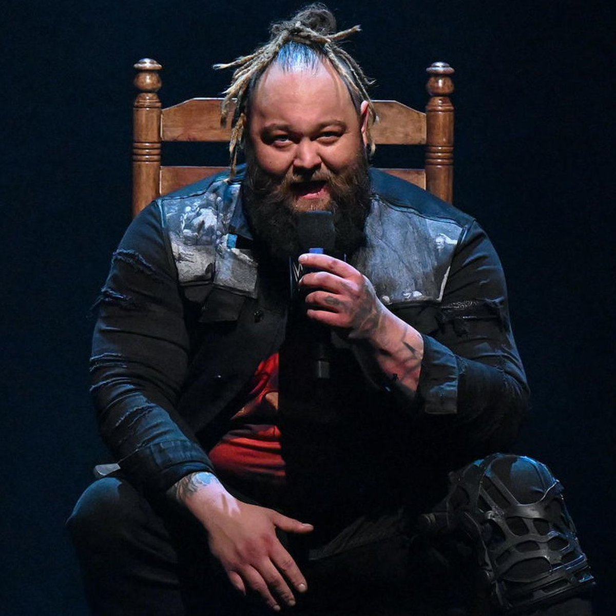 Seoulriga's tweet photo. Windham Rotunda, also known as Bray Wyatt, passed away on Thursday, Aug. 24, at age 36.

#BrayWyatt  #WWE  #RIPBrayWyatt https://t.co/0mkTRbIwSe