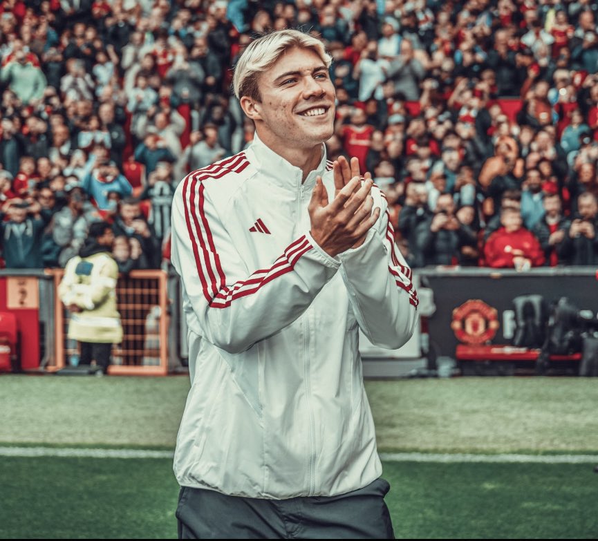 ManUtdInPidgin's tweet photo. Like For Hojlund.             Retweet for Haaland. https://t.co/tysubLStjy