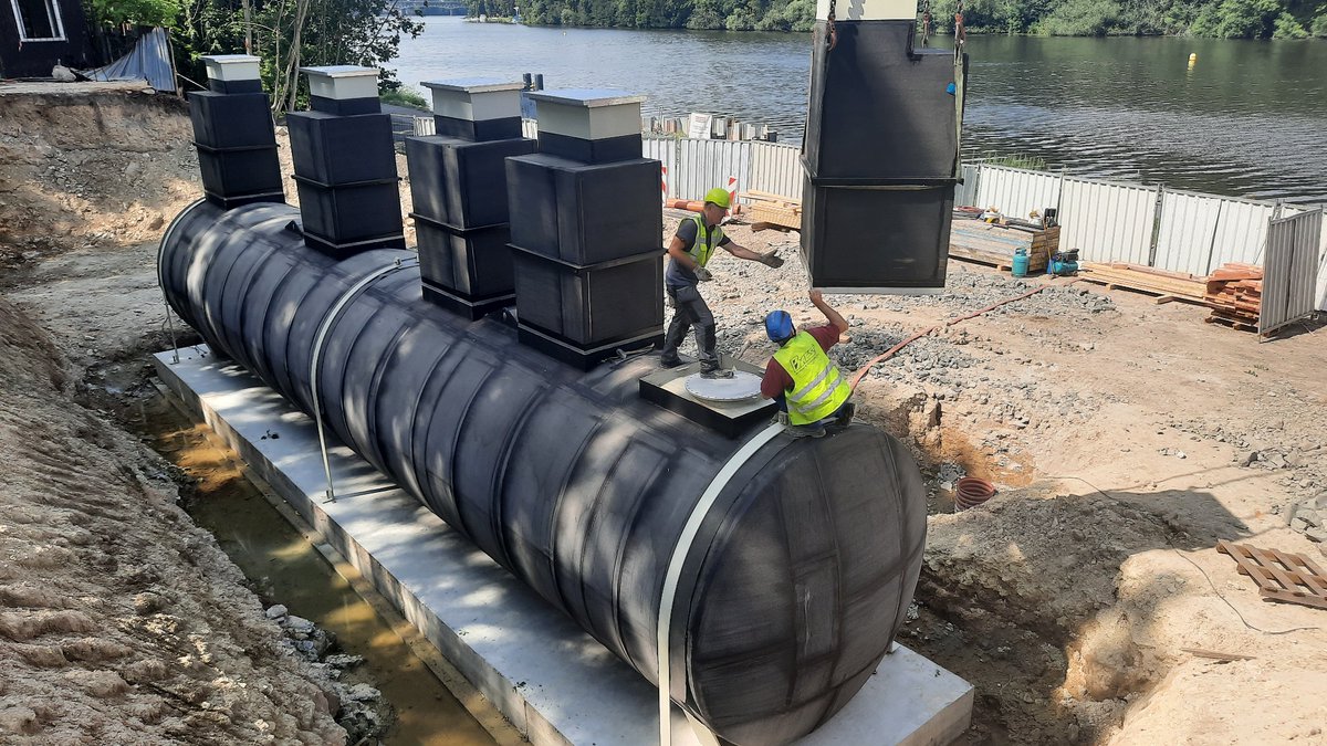 rvc_cr's tweet photo. Pojďme se společně podívat, jako pokračuje stavba servisního centra pro lodě v Roudnici nad Labem 🏗
V tomto týdnu byla osazena a ukotvena mohutná nádrž na skladování pohonných hmot tvořící jádro celého servisního centra, která bude celá pod zemí.
#SFDI #StrabagRail #vodni_cesty https://t.co/SqwWFdUVhh