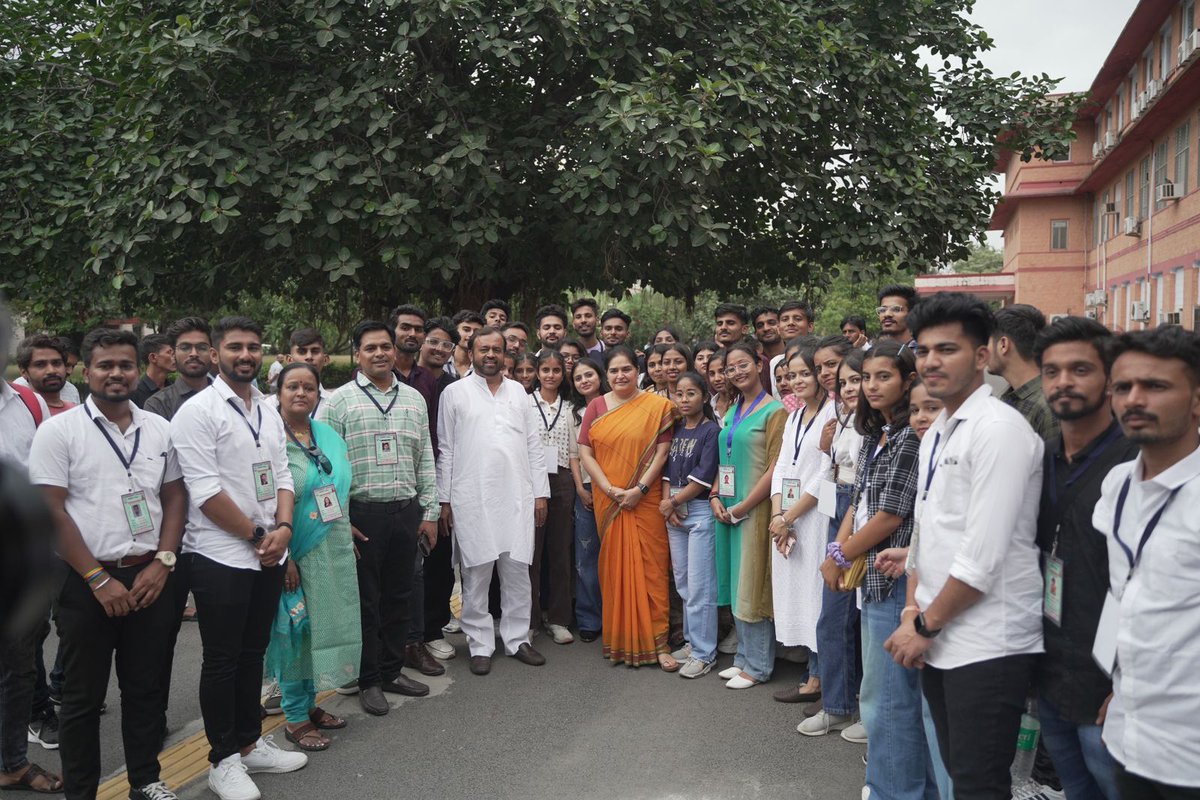SanyamLodha66's tweet photo. राजकीय महाविद्यालय सिरोही के छात्र छात्राओं के दल ने मेरे साथ शासन सचिवालय जयपुर में राज्य की मुख्य सचिव ऊषा शर्मा जी से मुलाकात कर चर्चा की।

मुख्य सचिव ने युवाओं से राज्य के निर्माण में महत्ती भूमिका निभाने की अपील की।

छात्र छात्राओं ने राजस्थान विधानसभा का भी अवलोकन किया।

#Rajasthan

@ashokgehlot51 @RajGovOfficial @RajCMO