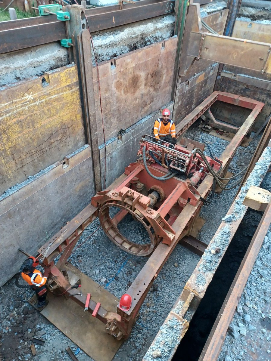 ReseauClauvae's tweet photo. #travaux 🚧Afin de franchir les voies du tram sans interrompre la circulation, SCAM TP et LANGER vont mener un forage horizontal par tarière.👷
Il s'agit de mettre en œuvre un fourreau de 1m40 de diamètre accueillant les 2 conduites du réseau de #chaleur @ReseauClauvae ! https://t.co/Gup1rJ6m9w