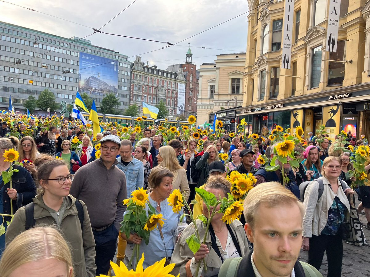 Hyvää itsenäisyyspäivän jälkeistä Ukraina! Eilen Helsinki näytti tukensa, kun kadut ja torit täyttyi rauhan puolesta. Tuki on voimassa tänäänkin #WeStandWithUkraine #helsinki #helsinkiuniversity #mothersforpeace #kirkkohelsingissä #UA_Emb_Fi #UkrAssocInFinn