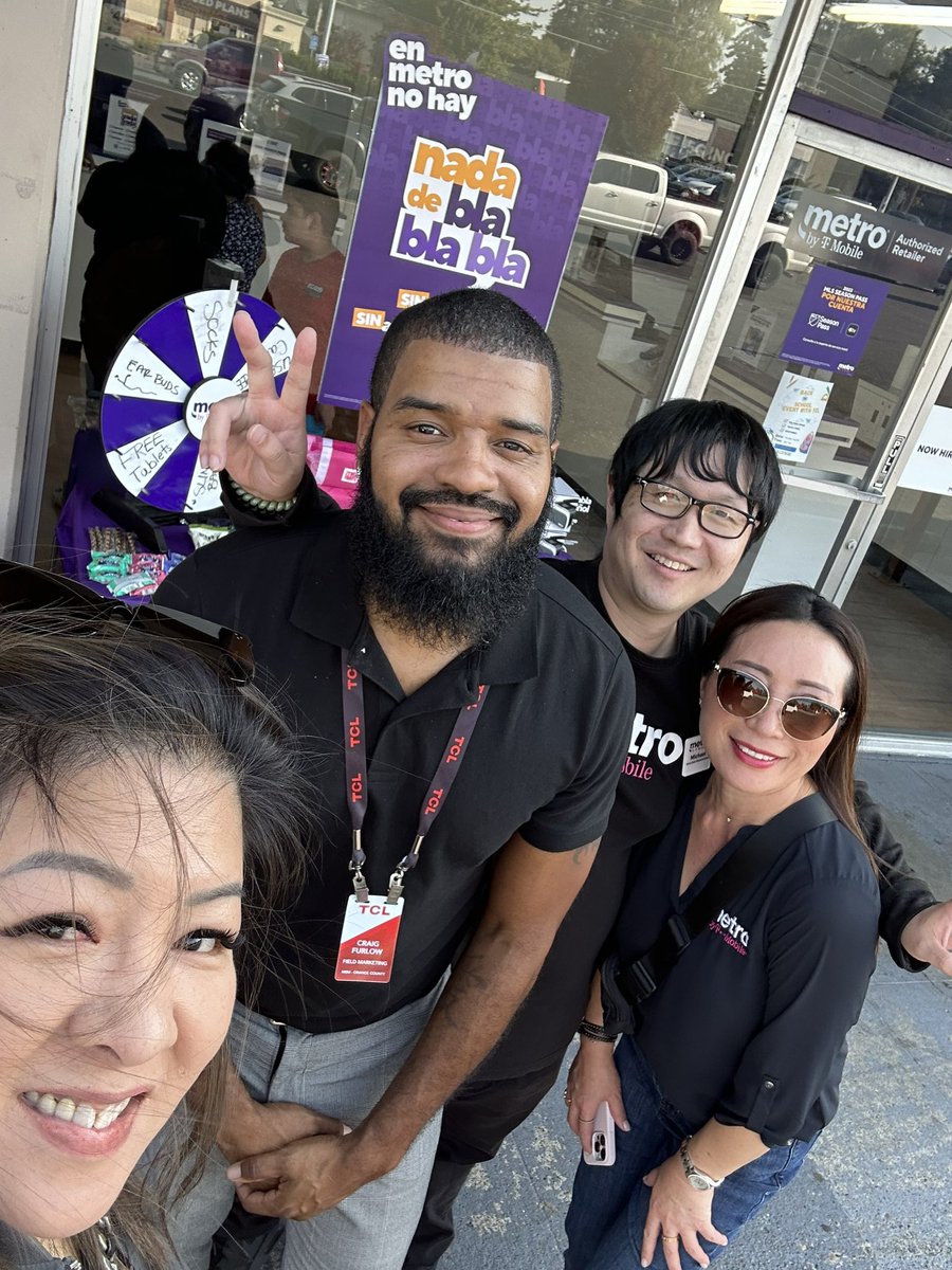 gracewang22's tweet photo. Back to school ๐ซ partnership w/ TCL event #2. Thankful to be able to give back to the community. #onemore #ExpressPNW @JamesLeeWW @HannahS68570862 @Maureen2828 @rodrigodp81 @lrosale7 @DerekOliver20 @MammaJones09 @magenta_beebe https://t.co/IWI1DDKHl2