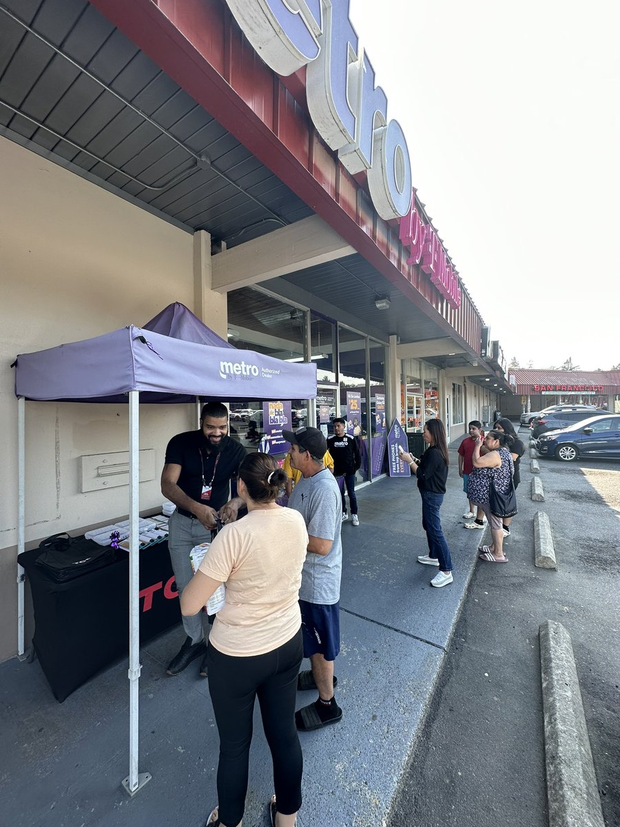 gracewang22's tweet photo. Back to school ๐ซ partnership w/ TCL event #2. Thankful to be able to give back to the community. #onemore #ExpressPNW @JamesLeeWW @HannahS68570862 @Maureen2828 @rodrigodp81 @lrosale7 @DerekOliver20 @MammaJones09 @magenta_beebe https://t.co/IWI1DDKHl2
