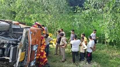 FastNewsPlus's tweet photo. दर्दनाक हादसा : "बिजनौर में 14 कांवड़िये हुए घायल, एक की हालत गंभीर", हायर सेंटर के लिए रेफर !! https://t.co/pALmPHW9NJदर्दनाक-हादसा-बिजनौर-में-14-कांवड़िये-हुए-घायल-एक-की-हालत-गंभीर-हायर-सेंटर-के-लिए-रेफर !! https://t.co/uHm26Gziv5