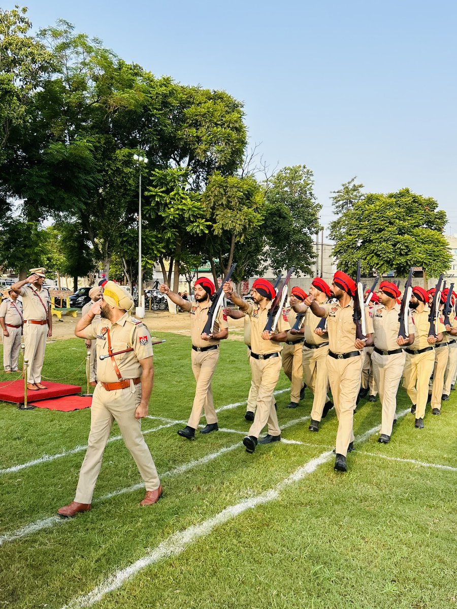 MalerkotlaPol's tweet image. ਅਨੁਸ਼ਾਸਨ, ਸਰੀਰਕ ਤੰਦਰੁਸਤੀ ਅਤੇ ਪੁਲਿਸ ਮੁਲਾਜ਼ਮਾਂ ਦੀ ਕੁਸ਼ਲਤਾ ਵਿੱਚ ਵਾਧਾ ਕਰਨ ਲਈ ਮਾਲੇਰਕੋਟਲਾ ਪੁਲਿਸ ਵੱਲੋਂ ਜਨਰਲ ਪਰੇਡ ਕਰਵਾਈ ਗਈ। 

In order to maintain #discipline, physical fitness and to increase the efficiency of police personnel #GeneralParade was conducted by Malerkotla Police.