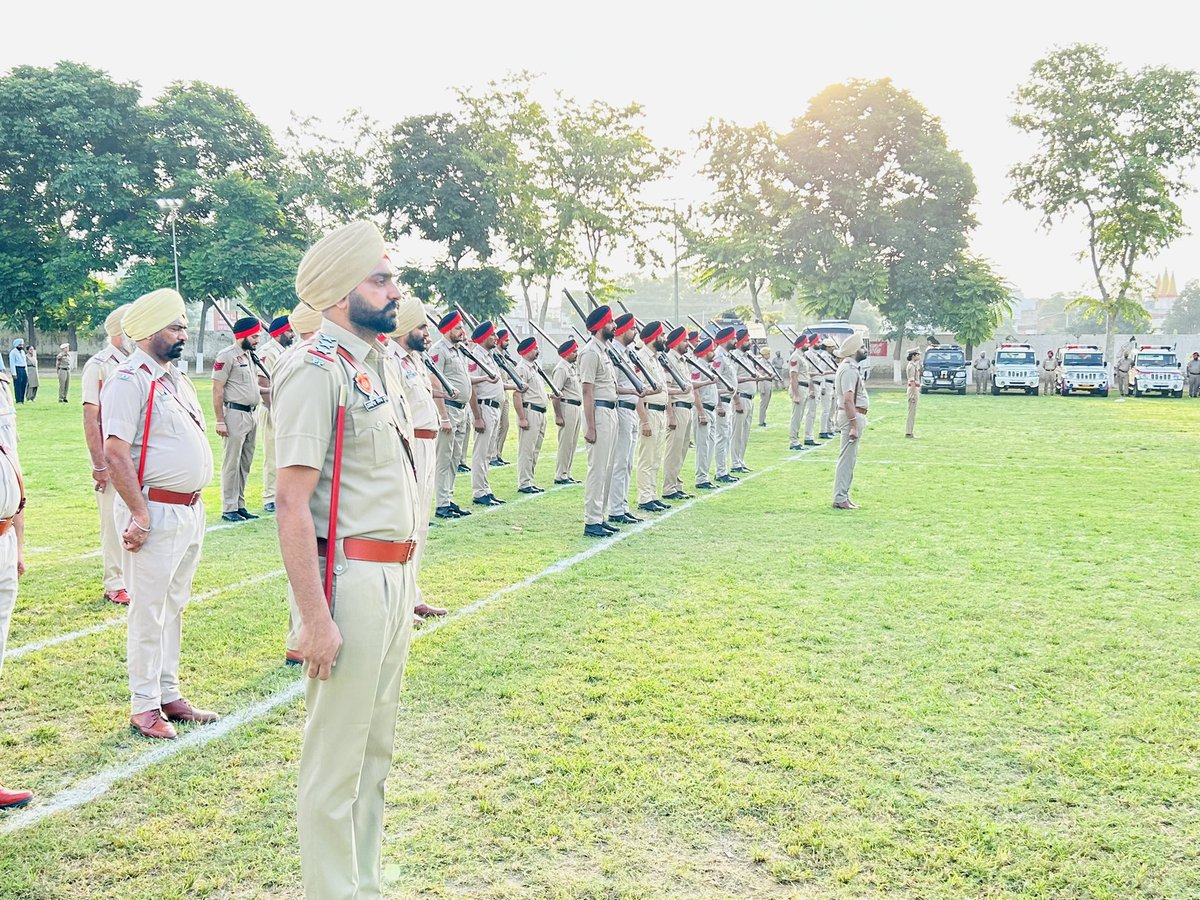 MalerkotlaPol's tweet image. ਅਨੁਸ਼ਾਸਨ, ਸਰੀਰਕ ਤੰਦਰੁਸਤੀ ਅਤੇ ਪੁਲਿਸ ਮੁਲਾਜ਼ਮਾਂ ਦੀ ਕੁਸ਼ਲਤਾ ਵਿੱਚ ਵਾਧਾ ਕਰਨ ਲਈ ਮਾਲੇਰਕੋਟਲਾ ਪੁਲਿਸ ਵੱਲੋਂ ਜਨਰਲ ਪਰੇਡ ਕਰਵਾਈ ਗਈ। 

In order to maintain #discipline, physical fitness and to increase the efficiency of police personnel #GeneralParade was conducted by Malerkotla Police.