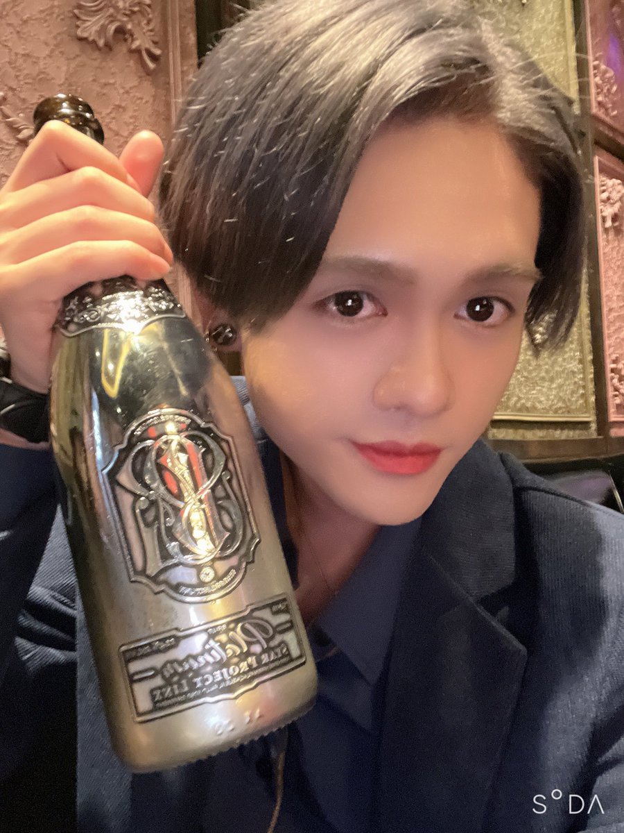 AKIRA33001897's tweet photo. 平日にPLATINUM✨️
やっぱり輝いてる自分が好きだなぁー
もちろん僕を輝かしてくれる姫にはすごく感謝してる😌🙌
もっと頑張ります💪

 #沖縄ほすと 
  #新店舗
  #4NINE https://t.co/mGAxcWv03J