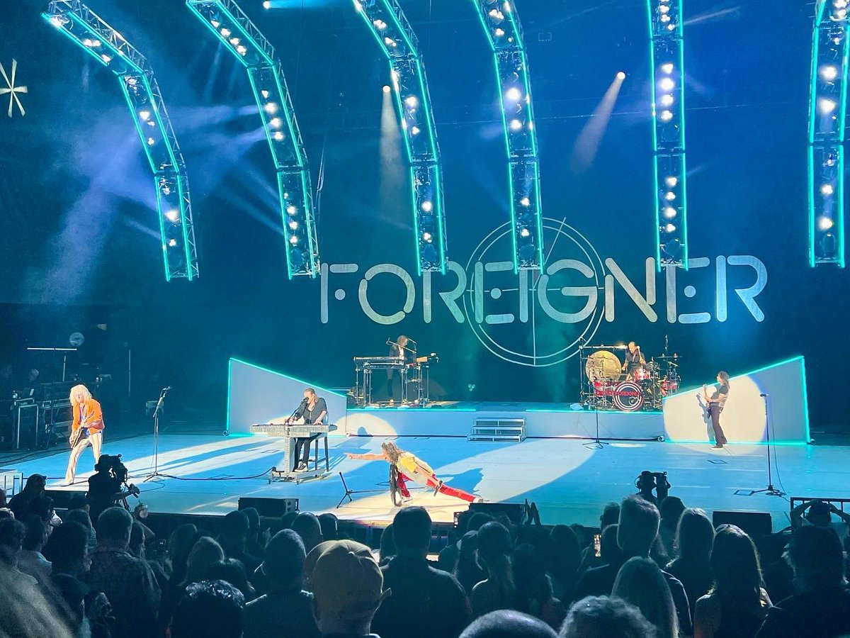 98.5 KFOX tweet media