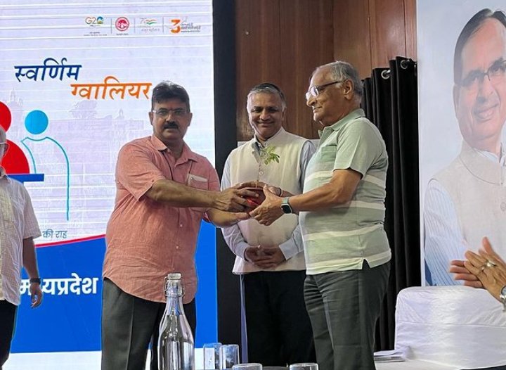 Cmyip_gwalior's tweet photo. स्थानीय प्रबुद्धजनों ने संवाद में भाग लिया, और कलेक्टर श्री अक्षय कुमार सिंह द्वारा  जिले की परियोजनाओं और विकास कार्यों की प्रस्तुति की गई। इसमें शिक्षा, रोजगार, स्वास्थ्य, गुड गवर्नेंस आदि पर विचार एवं सुझाव दिए गए, और महत्वपूर्ण योजनाओं का परिचय भी किया गया। 
@CMYIP_  #cmyip https://t.co/dwSuIi8vGH