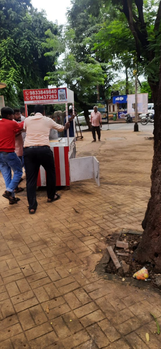 AdvSampanna's tweet photo. Thank You @mybmc @MCGM_BMC for removing the Illegal stall placed at Shivaji Park, Dadar on the footpath of Shanti Sadan building Opp. Meenatai Thackeray statue. We owe our gratitude to you. https://t.co/xF1R2lAtyX