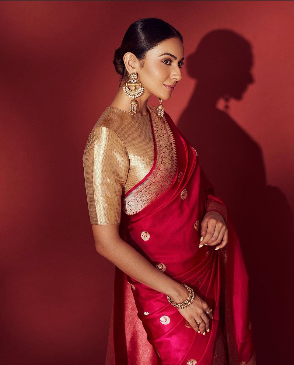 #RakulPreetSingh is proof that a traditional saree can never go wrong! ♥️