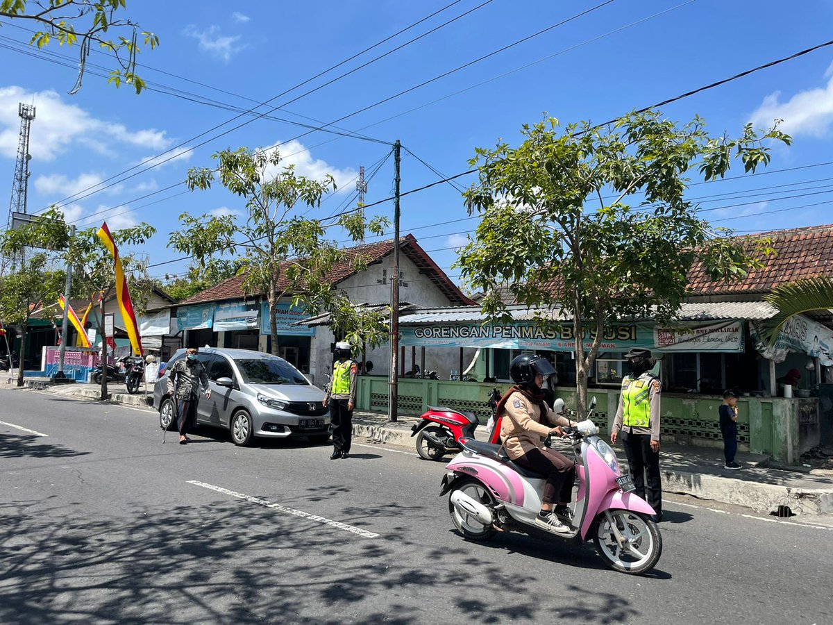 PolwanGK's tweet photo. Polwan Polres Gunungkidul melaksanakan kegiatan Polisi Sobo Masjid di Masjid Pancasila Kepek, Wonosari. Kegiatan ini bertujuan untuk memberikan rasa aman dan nyaman bagi masyarakat yang melaksanakan sholat Jumat. https://t.co/ge0br0pYxd