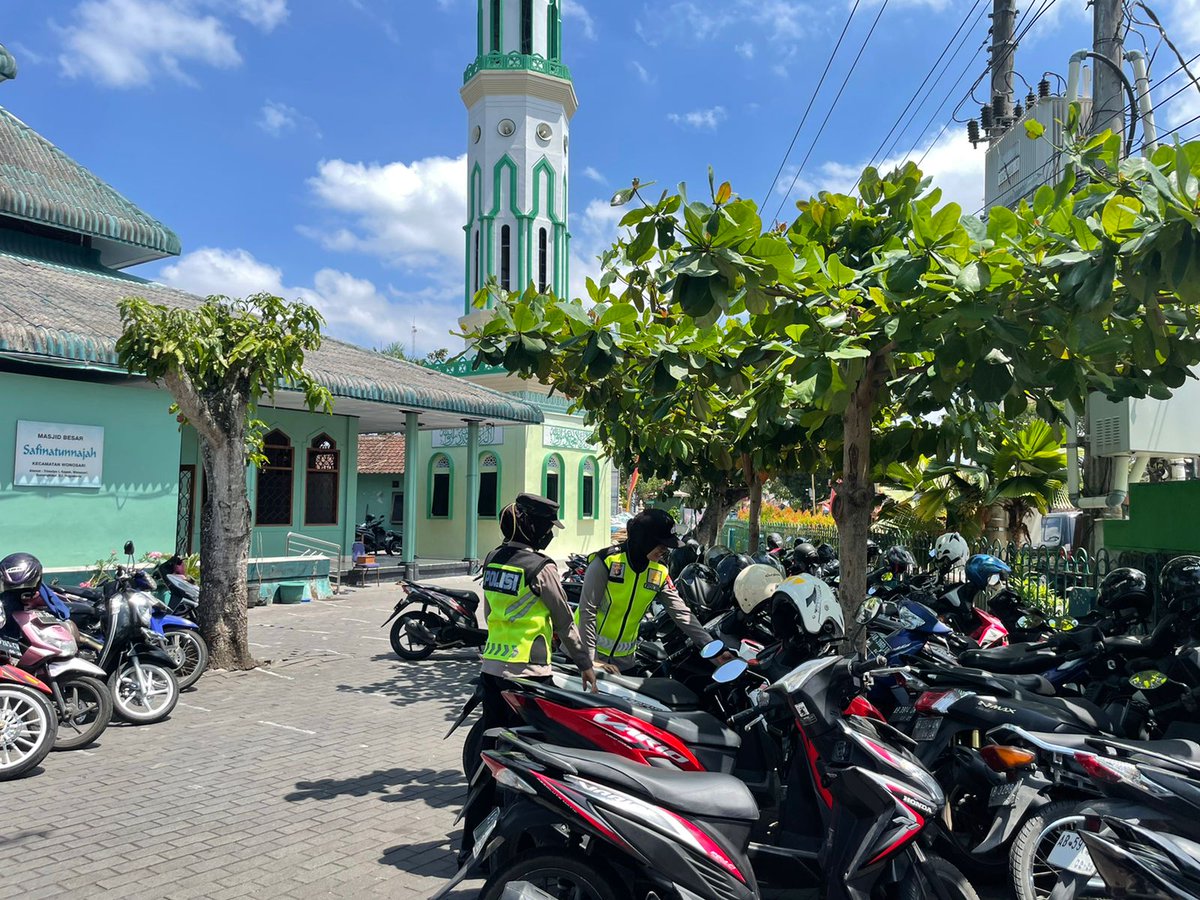 PolwanGK's tweet photo. Polwan Polres Gunungkidul melaksanakan kegiatan Polisi Sobo Masjid di Masjid Pancasila Kepek, Wonosari. Kegiatan ini bertujuan untuk memberikan rasa aman dan nyaman bagi masyarakat yang melaksanakan sholat Jumat. https://t.co/ge0br0pYxd